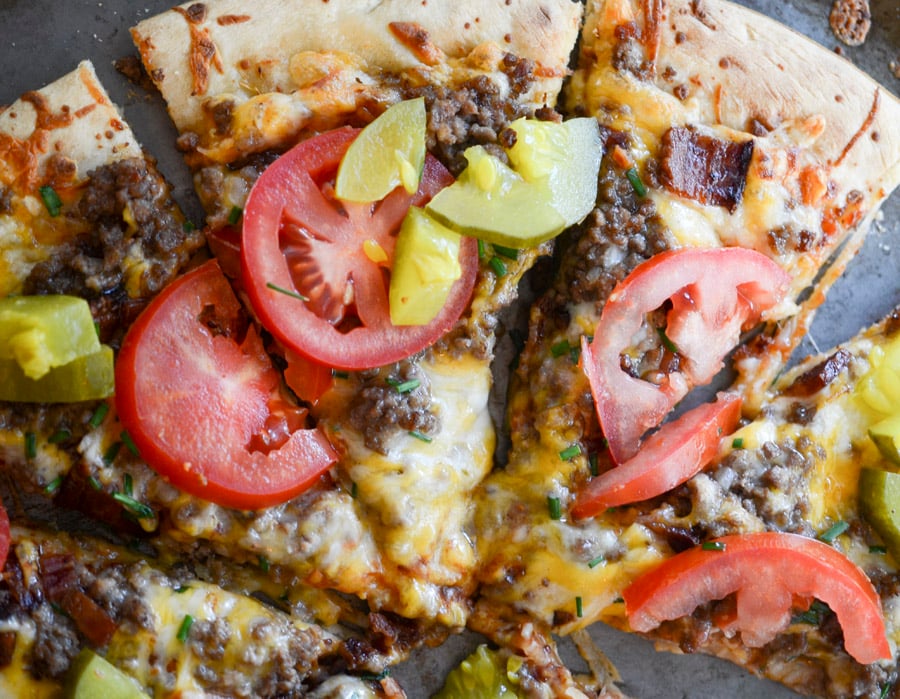 bacon cheeseburger pizza 011
