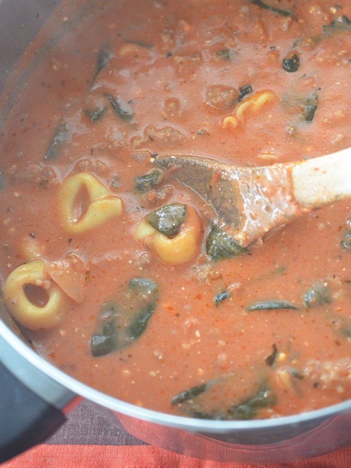 Tortellini Soep met italiaanse Worst en Spinazie