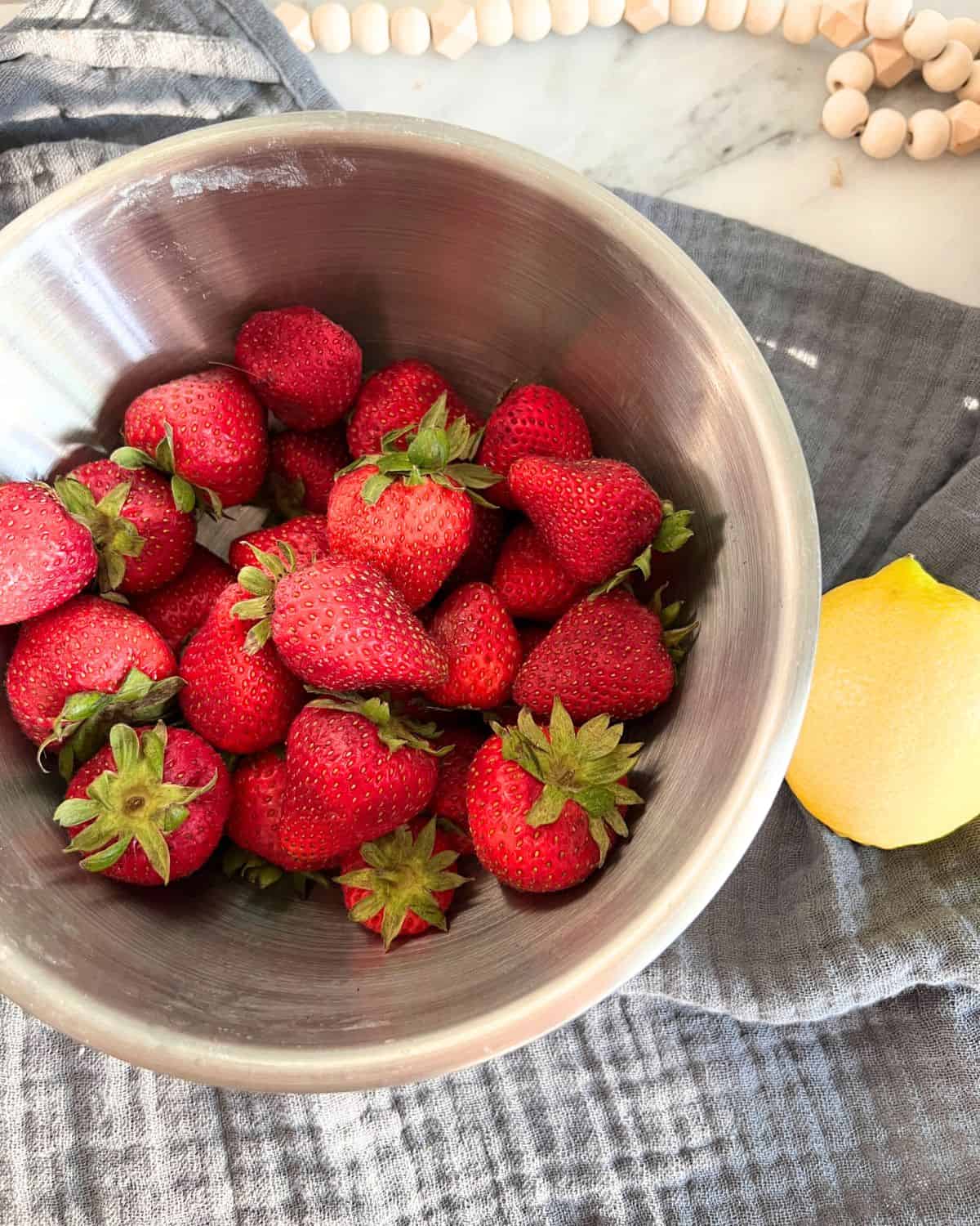 Ingredients needed for sugar-free strawberry sauce.