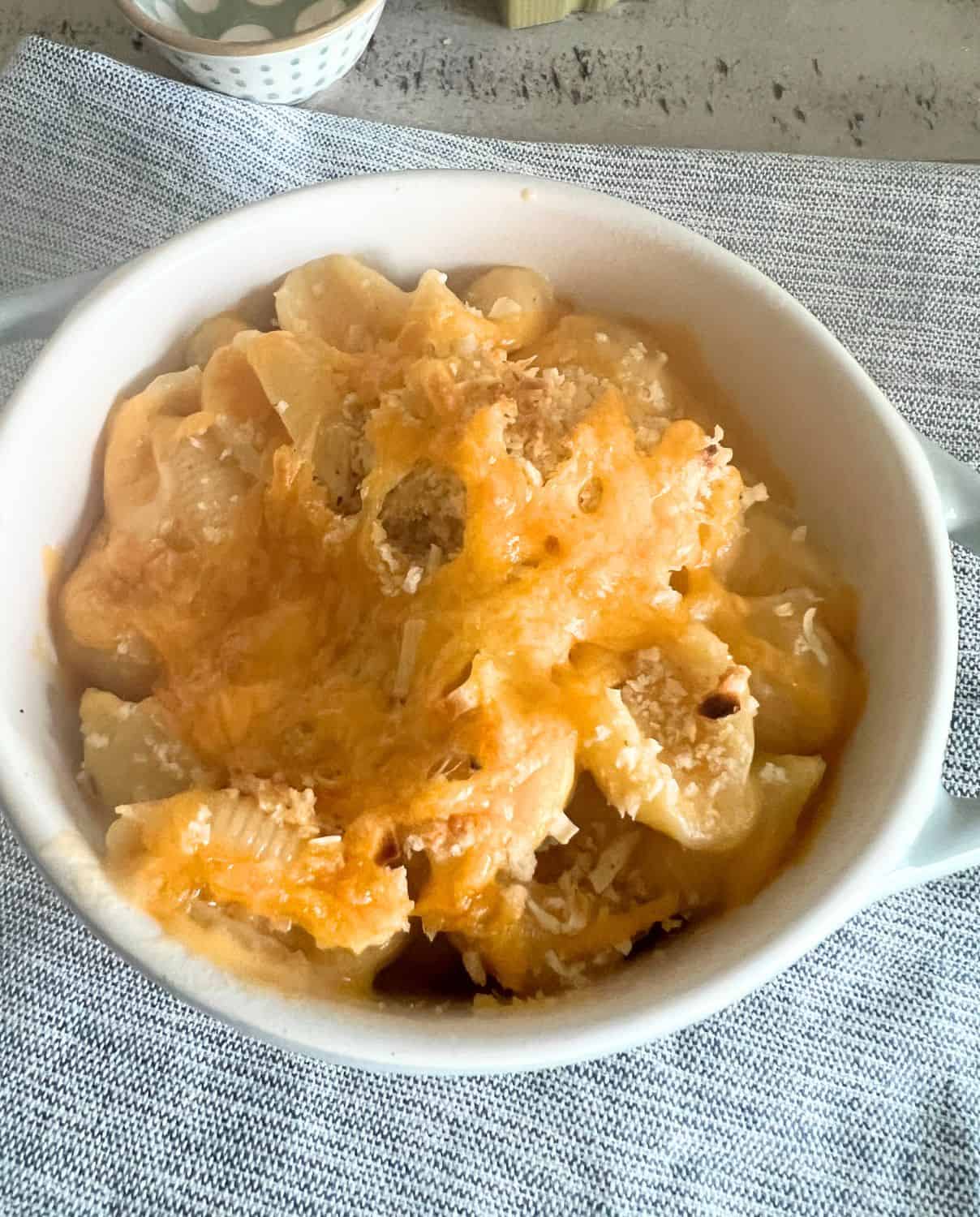 Melted cheese topped with panko bread crumbs over mac and cheese.