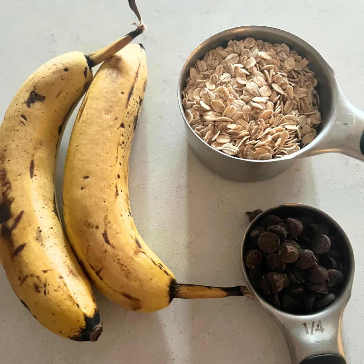 Ingredients needed for 3 ingredient Oatmeal Banana cookies. 