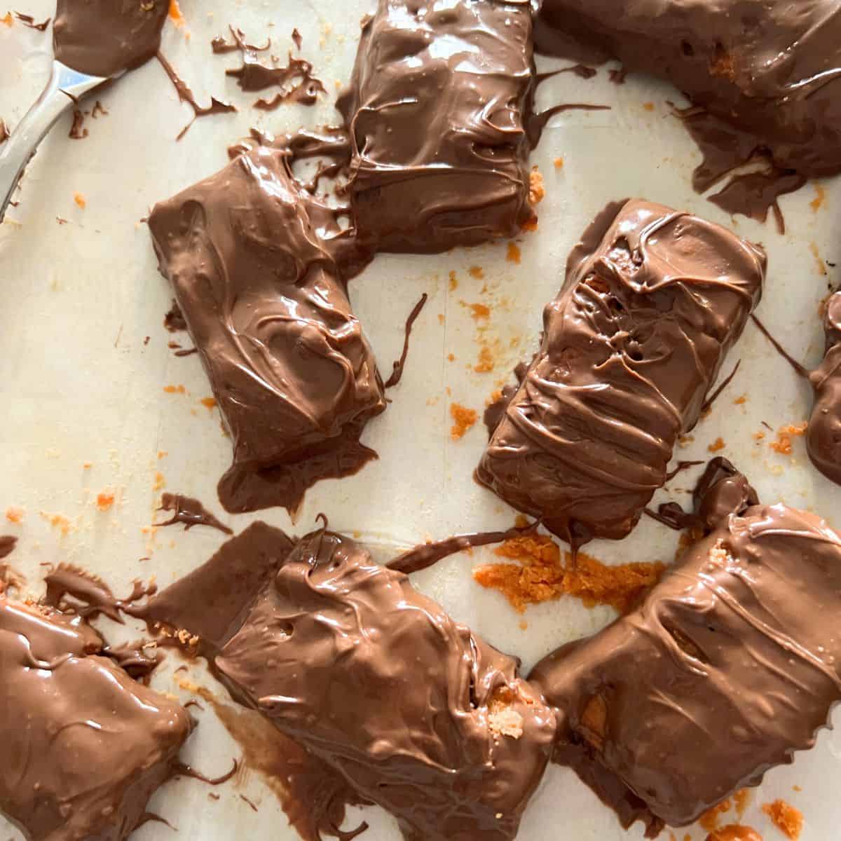 This recipe for homemade butterfingers only requires 3 ingredients. Those 3 ingredients are candy corn, creamy peanut butter and chocolate. 