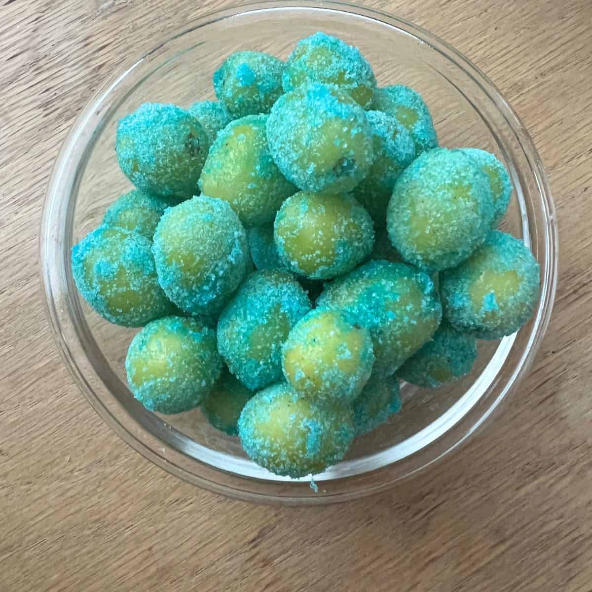 Frozen candy grapes are a delightful and refreshing treat that has gained popularity for both their taste and simplicity. 
