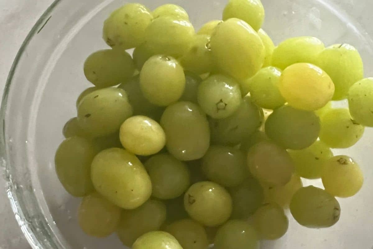 Green grapes in a bowl. 