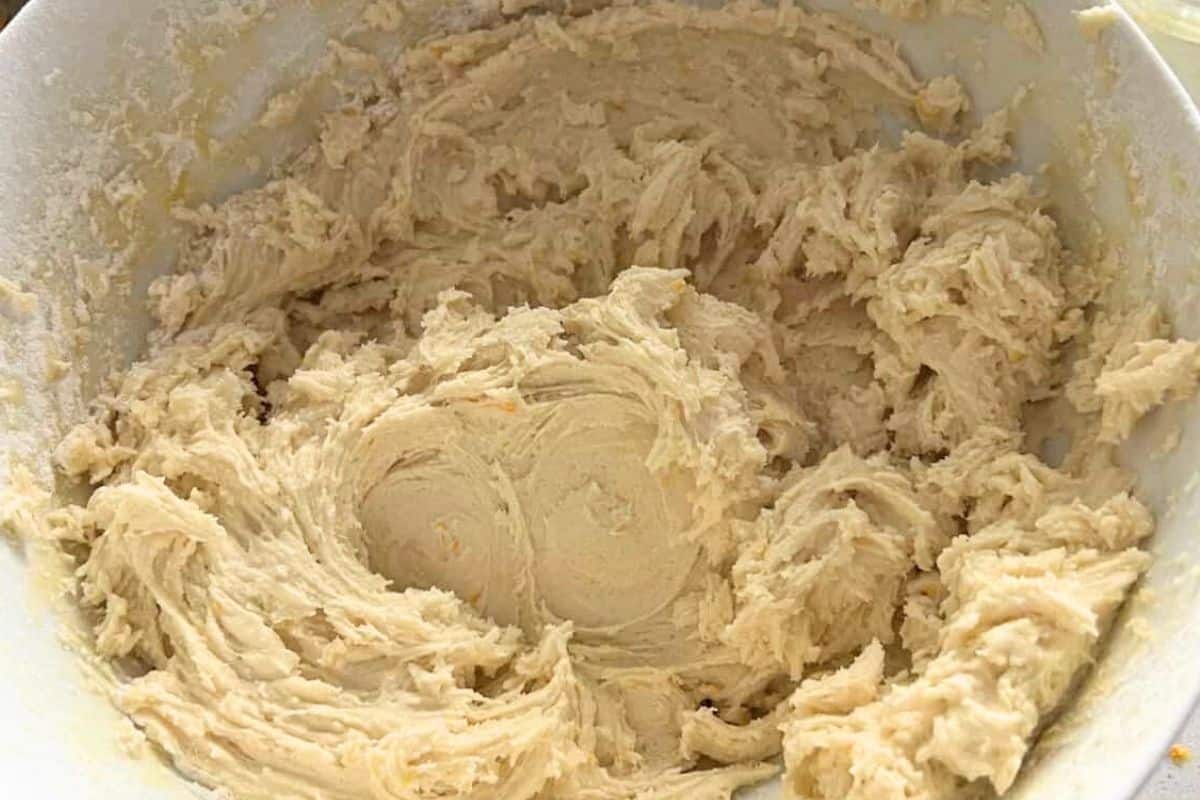 Cookies wet ingredient mixed in a bowl. 