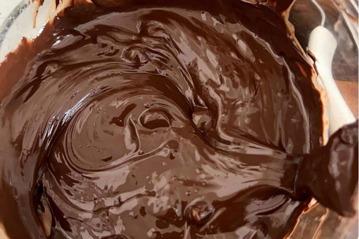 Melted chocolate in glass biowl.